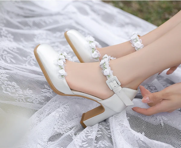 Elegante Weiß Knöchelriemen Applikationen Brautschuhe 2023 Leder 8 cm Thick Heels Quadratische Zehe Hochzeit Sandaletten Hochhackige