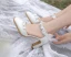 Elegante Weiß Knöchelriemen Applikationen Brautschuhe 2023 Leder 8 cm Thick Heels Quadratische Zehe Hochzeit Sandaletten Hochhackige
