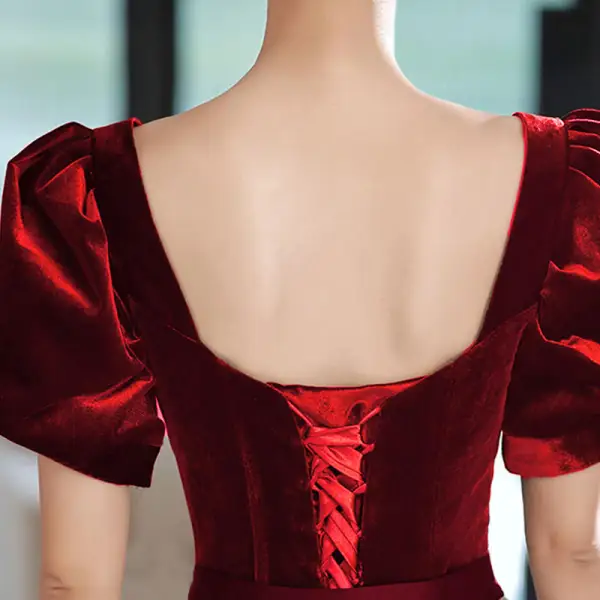 Elegante Vintage Burgunderrot Stickerei Wildleder Ballkleider 2022 A Linie Eckiger Ausschnitt Kurze Ärmel Rückenfreies Stoffgürtel Lange Ball Festliche Kleider