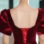 Elegante Vintage Burgunderrot Stickerei Wildleder Ballkleider 2022 A Linie Eckiger Ausschnitt Kurze Ärmel Rückenfreies Stoffgürtel Lange Ball Festliche Kleider