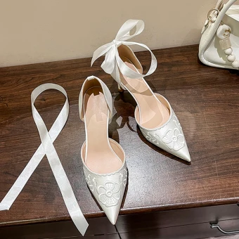 Eleganckie Białe Satyna Haftowane Buty Ślubne 2024 Z Paskiem Kokarda 8 Cm Szpilki Szpiczaste Ślub Sandały Wysokie Obcasy