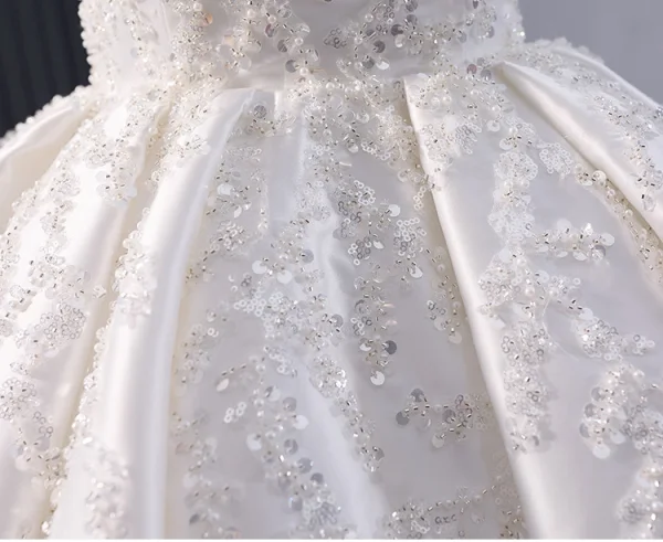 Luxus / Herrlich Weiß Handgefertigt Perlenstickerei Pailletten Satin Brautkleider / Hochzeitskleider 2024 Ballkleid Bandeau Ärmellos Rückenfreies Königliche Schleppe Hochzeit