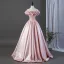Charmant Rougissant Rose Satin Robe De Bal 2026 Robe Boule Volants De l'épaule Manches Courtes Dos Nu