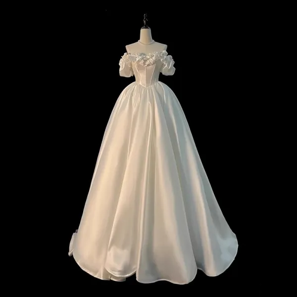 Vintage Weiß Rüschen Satin Brautkleider / Hochzeitskleider 2024 Ballkleid Off Shoulder Ärmellos Rückenfreies Lange Hochzeit