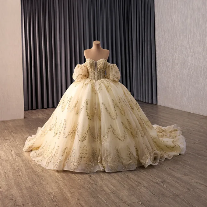 Luksus Sparkly Champagne Beading Perle Paljetter Buste Brudekjoler 2026 Ballkjole Kjæreste Uten Ermer Ryggløse Sløyfe Chapel Train