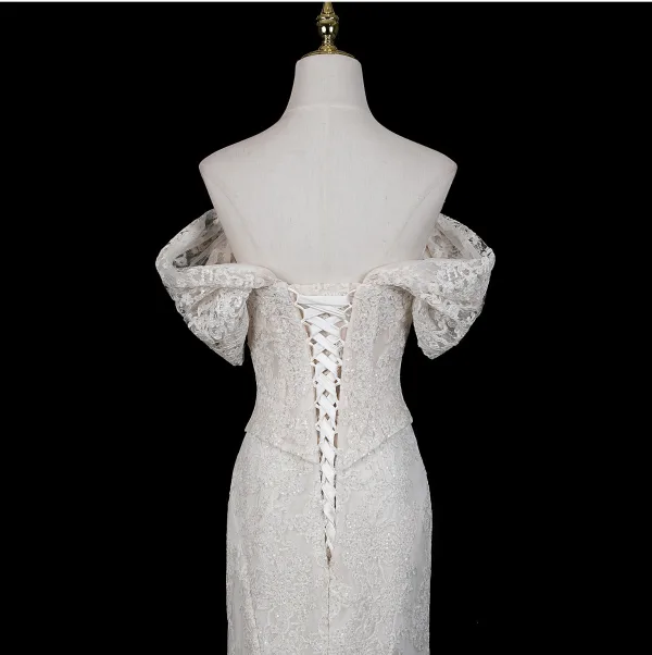 High End Weiß Perlenstickerei Spitze Blumen Korsett Brautkleider / Hochzeitskleider 2026 Meerjungfrau Off Shoulder Kurze Ärmel Rückenfreies Sweep / Pinsel Zug