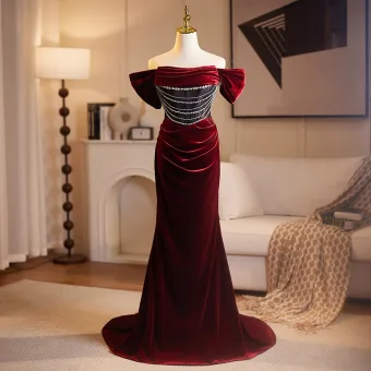 Élégant Bordeaux Faux Diamant Velours Robe De Bal 2025 Trompette Sirène De L Épaule Manches Courtes Dos Nu Train De Balayage Promo Robe De Ceremonie
