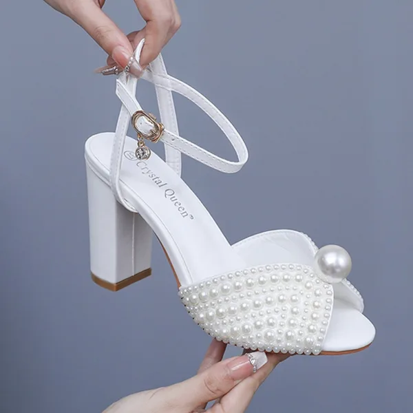 Élégant Blanche Perle Bride Cheville Chaussure De Mariée 2025 9 cm Talons Épais Peep Toes / Bout Ouvert Mariage Sandales Talons Hauts