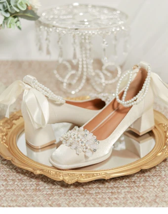 Vintage Retro Beige Pearl Ankle Strap Rhinestone Satin Wedding Shoes 2024 5 Cm Thick Heels Square Toe Wedding Pumps High Heels