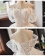 Western Weiß Perlenstickerei Perle Spitze Blumen Fallende Rüsche Brautkleider / Hochzeitskleider 2024 Ballkleid Spaghettiträger Kurze Ärmel Rückenfreies Sweep / Pinsel Zug Hochzeit