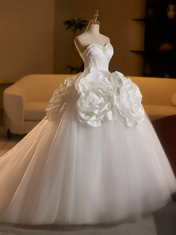 Vintage / Retro White Appliques Beading Pearl Wedding Dresses 2025 Ball Gown Strapless Sleeveless Backless Sweep Train Wedding