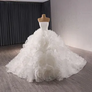Luksus Hvit Appliques Gripende Ruffles Brudekjoler Brudeslør 2024 Ballkjole Strapless Uten Ermer Ryggløse Chapel Train Bryllup