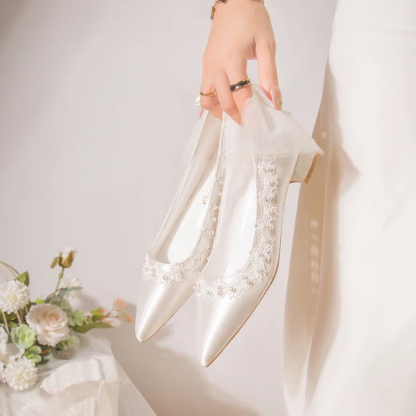 Modest / Simple White Pearl Lace Flower Bow Wedding Shoes 2024 4 cm Block Heels Pointed Toe Wedding Pumps High Heels