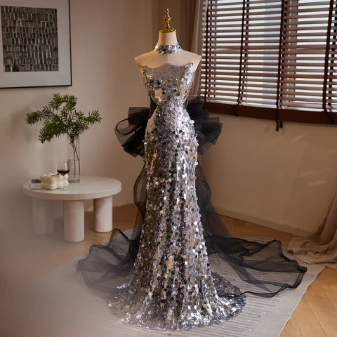 Charmant Glitzernden Silber Pailletten Abendkleider 2024 Meerjungfrau Bandeau Ärmellos Rückenfreies Schleife Sweep / Pinsel Zug Abend Festliche Kleider