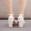 Charmant Blanche En Dentelle Fleur Perle Gland Chaussure De Mariée 2023 Bride Cheville 7 cm Talons Épais Peep Toes / Bout Ouvert Mariage Sandales Talons Hauts