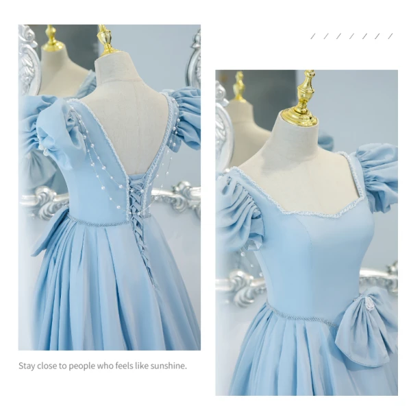 Style Audrey Hepburn Bleu Ciel Dos Nu Robe De Bal 2021 Encolure Carrée Manches Courtes Bretelles croisées Longue Satin Promo Princesse Robe De Cérémonie