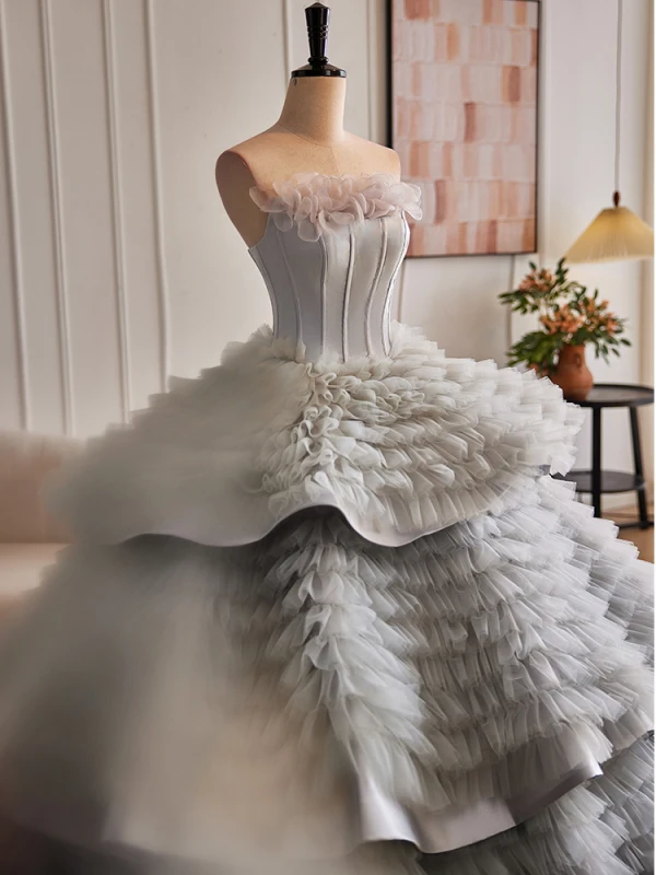 Vintage / Retro Quinceañera Grey Cascading Ruffles Ruffle Prom Dresses 2024 Ball Gown Strapless Sleeveless Backless Sweep Train Prom Formal Dresses