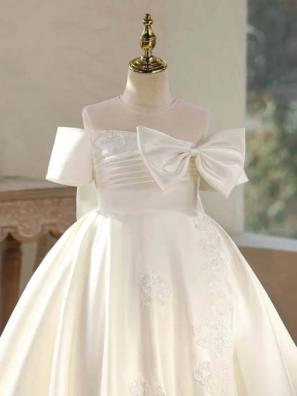 Elegante Ivory / Creme Satin Schleife Hochzeit Blumenmädchenkleider 2026 Ballkleid Rundhalsausschnitt Kurze Ärmel Rückenfreies Lange