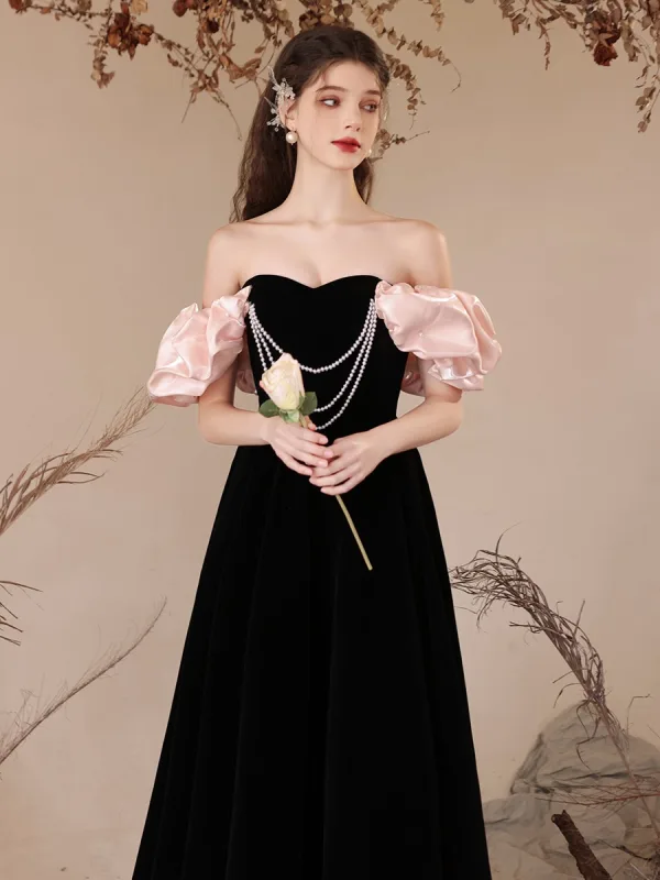 Chic / Beautiful Black Pearl Velvet Prom Dresses 2024 A-Line / Princess Off-The-Shoulder Ruffle Short Sleeve Backless Floor-Length / Long Prom Formal Dresses