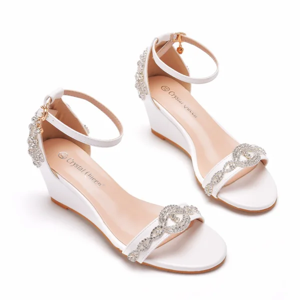 Charmant Weiß Strass Brautschuhe 2022 Knöchelriemen 6 cm Keilabsatz Peeptoes Hochzeit Sandaletten