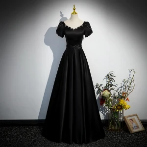 Élégant Noire Satin Robe De Bal 2023 Princesse Perle Encolure Dégagée Manches Courtes Dos Nu Longue Promo Robe De Ceremonie