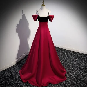 Charmant Bordeaux Faux Diamant Satin Robe De Soirée Dos Nu 2023 Princesse Bretelles Spaghetti Manches Courtes Longue Soirée Robe De Ceremonie