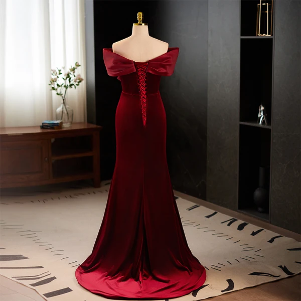 Elegante Bordeaux Flueel Galajurken 2023 Trompet / Zeemeermin Uit De Schouder Korte Mouwen Ruglooze Sweep Trein Gala Gelegenheid Jurken