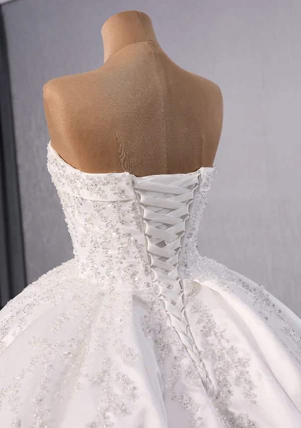 Luxus / Herrlich Weiß Handgefertigt Perlenstickerei Pailletten Satin Brautkleider / Hochzeitskleider 2024 Ballkleid Bandeau Ärmellos Rückenfreies Königliche Schleppe Hochzeit