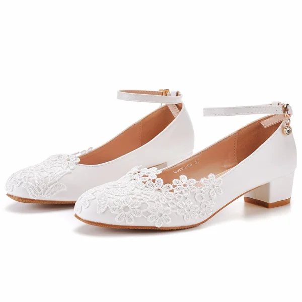Élégant Blanche En Dentelle Fleur Chaussure De Mariée 2022 Bride Cheville 3 cm Talons Épais Talon Bas À Bout Rond Mariage Talons Hauts