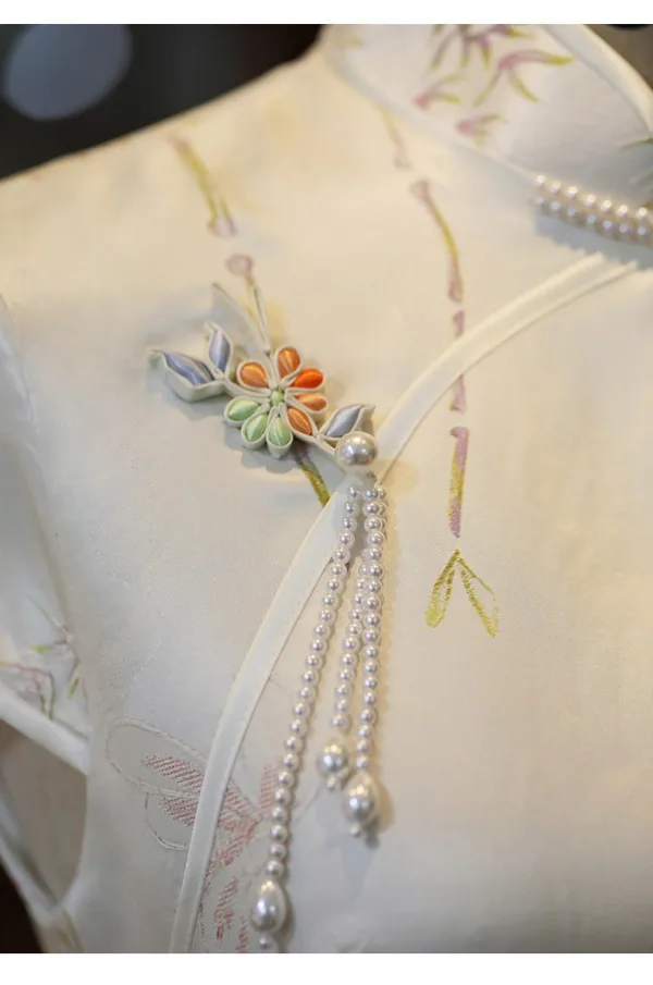 Chinesischer Stil Weiß Stickerei Gespaltete Front Seide Cheongsam 2026 Meerjungfrau Stehkragen Ärmel Wadenlang