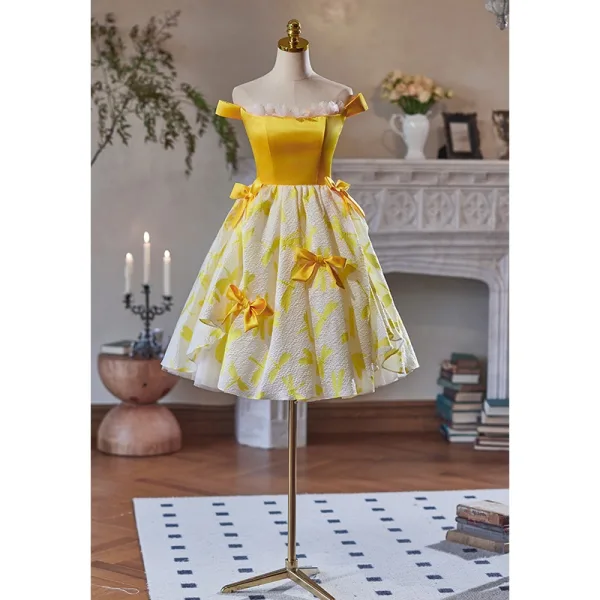 Fashion Yellow Homecoming Bow Short Graduation Dresses 2024 A-Line / Princess Off-The-Shoulder Sleeveless Backless