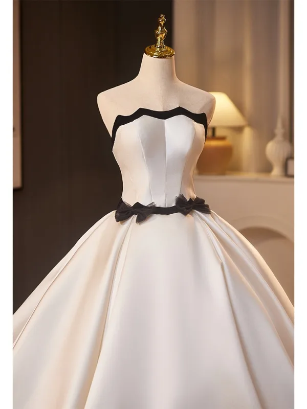 Elegante Weiß Satin Schleife Brautkleider / Hochzeitskleider 2025 Ballkleid Bandeau Ärmellos Rückenfreies Sweep / Pinsel Zug Hochzeit