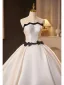 Elegante Weiß Satin Schleife Brautkleider / Hochzeitskleider 2025 Ballkleid Bandeau Ärmellos Rückenfreies Sweep / Pinsel Zug Hochzeit