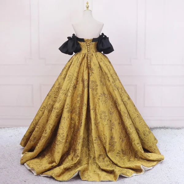 Vintage Schwarz Gold Drucken Ballkleider 2023 Ballkleid Satin Off Shoulder Geschwollenes Kurze Ärmel Rückenfreies Sweep / Pinsel Zug Ball Festliche Kleider