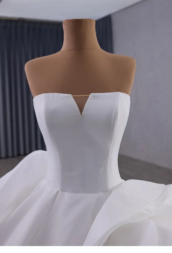 Haut de Gamme Blanche Volants en Cascade Robe De Mariée 2025 Robe Boule Bustier Sans Manches Dos Nu Chapel Train