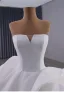 Haut de Gamme Blanche Volants en Cascade Robe De Mariée 2025 Robe Boule Bustier Sans Manches Dos Nu Chapel Train