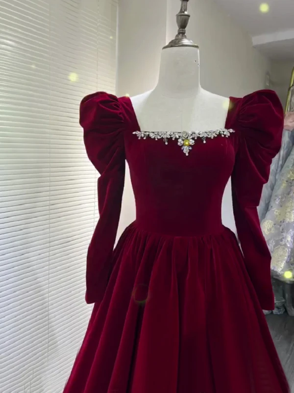 Audrey Hepburn-Stil Burgunderrot Winter Wildleder Ballkleider 2023 A Linie Eckiger Ausschnitt Lange Ärmel Rückenfreies Lange Ball Festliche Kleider
