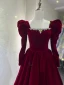 Audrey Hepburn-Stil Burgunderrot Winter Wildleder Ballkleider 2023 A Linie Eckiger Ausschnitt Lange Ärmel Rückenfreies Lange Ball Festliche Kleider