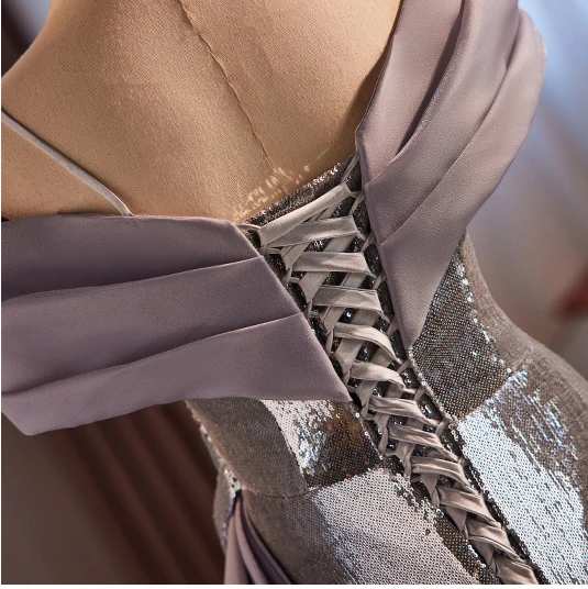 Glitzernden Silber Gespaltete Front Pailletten Abendkleider 2024 Meerjungfrau One-Shoulder Ärmellos Rückenfreies Sweep / Pinsel Zug Abend Festliche Kleider