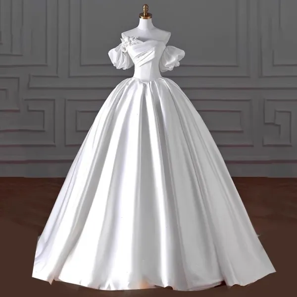 Vintage Schlicht Weiß Satin Brautkleider / Hochzeitskleider 2024 Ballkleid Off Shoulder Kurze Ärmel Rückenfreies Lange Hochzeit