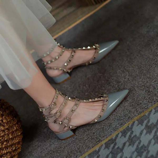 Sexy Beige Rivet Soirée Sandales Femme Talons Hauts 2022 Cuir 3 cm Talons Épais Talon Bas T-Strap À Bout Pointu Sandales