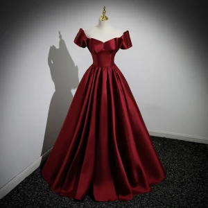 Élégant Bordeaux Satin Robe De Bal 2023 Robe Boule De L Épaule Manches Courtes Dos Nu Longue Promo Robe De Ceremonie