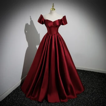 Elegant Burgunder Satin Ballkjoler 2023 Ballkjole Av Skulderen Korte Ermer Ryggløse Lange Ball Formelle Kjoler