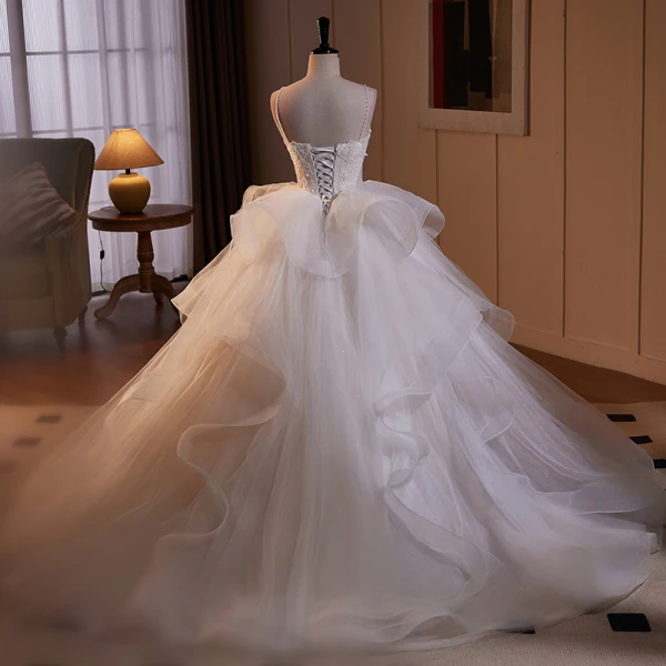 Charmant Blanche Perlage Perle Paillettes En Dentelle Fleur Volants en Cascade Légère Robe De Mariée 2024 Robe Boule Bretelles Spaghetti Sans Manches Dos Nu