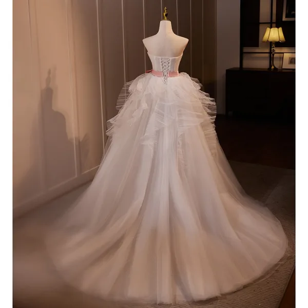 Chic / Belle Blanche Robe De Mariée De Bal 2024 Volants en Cascade Bustier Sans Manches Dos Nu Noeud Ceinture Train De Balayage Mariage Robe Boule