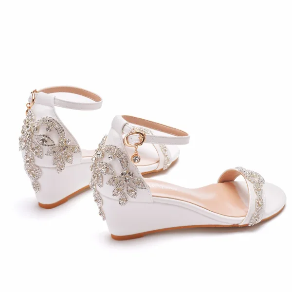 Charmant Weiß Strass Brautschuhe 2022 Knöchelriemen 6 cm Keilabsatz Peeptoes Hochzeit Sandaletten