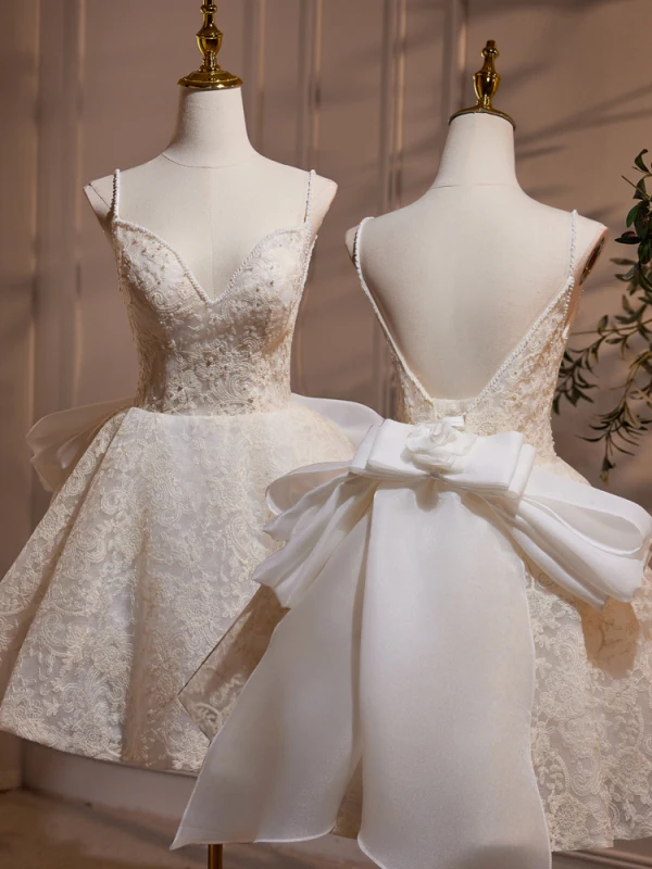 Charmant Beige Perle En Dentelle Fleur Courte Robe De Fête 2024 Bretelles Spaghetti Sans Manches Dos Nu Noeud Robe De Ceremonie