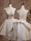 Charmant Beige Perle En Dentelle Fleur Courte Robe De Fête 2024 Bretelles Spaghetti Sans Manches Dos Nu Noeud Robe De Ceremonie