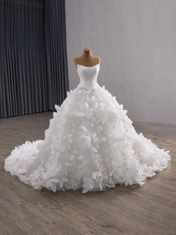 Luxus / Herrlich Weiß Handgefertigt Spitze Blumen Applikationen Pailletten Brautkleider / Hochzeitskleider 2025 Ballkleid Bandeau Ärmellos Rückenfreies Königliche Schleppe Hochzeit
