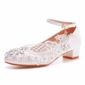 Elegancka Rhinestone Z Koronki Kwiat Białe Niski Obcas Buty Ślubne 2023 Z Paskiem 3 Cm Grubym Obcasie Szpiczaste Buty Ślubne Wysokie Obcasy